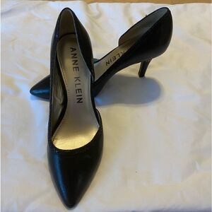 Anne Klein size 7 black Yancy pumps snake skin look